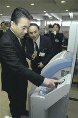 Mayor Yasutomo Suzuki using the device