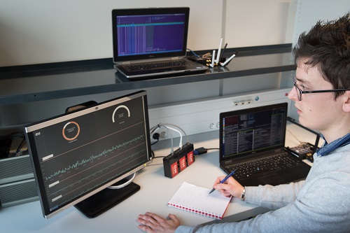 Le système de détection d’intrusion réseau de l’institut CEA List détecte en temps réel des attaques inconnues complexes. Chaque sonde de détection embarque plusieurs réseaux de neurones spécialistes des protocoles et collabore également avec les autres sondes, afin d’offrir la meilleure acuité globale de détection. © Cyrille Dupont / The Pulses securite reseau cognitive.jpg
